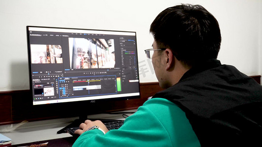 加班工作的年轻人视频剪辑师