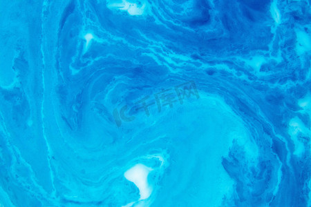 流体图案白天蓝色油漆油漆桶混合摄影图配图