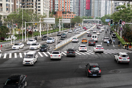 路口右转摄影照片_武汉城市交通阴天交通大智路路口俯拍摄影图配图