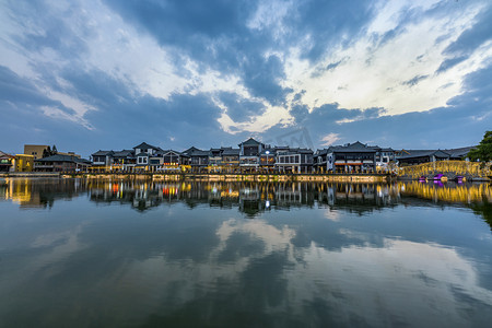 夜景云彩摄影照片_小桂湖晚霞夜晚天空室外旅游摄影图配图