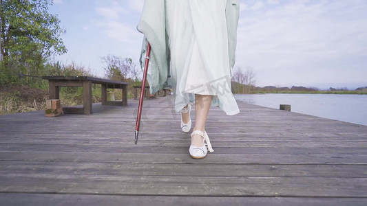 古装美女走路摄像
