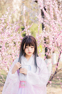 团扇摄影照片_古风美女人物春季赏花桃花园摄影图