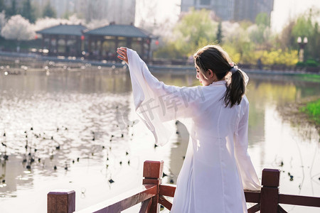 氛围感女孩摄影照片_古风美女唯美古风氛围感美女摄影图配图