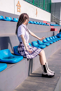 观赛台摄影照片_唯美日系穿着jk制服的日系少女体育场独坐摄影图配图