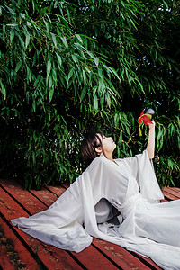 汉元素摄影照片_古风美女户外竹林喝酒摄影图