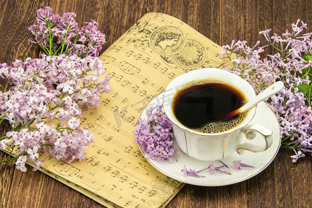 紫丁香和咖啡早上紫丁香和咖啡办公室紫丁香和咖啡摄影图配图