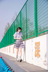 日系jk制服清纯女孩体育场跑步摄影图配图