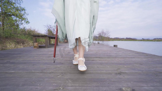 古装美女走路摄像