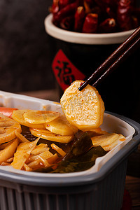 自热锅摄影照片_小火锅土豆速食涮熟美味摄影图配图