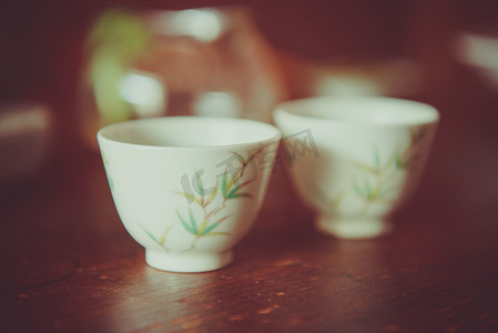 手绘茶壶摄影照片_喝茶杯子下午茶杯茶桌摄影摄影图配图