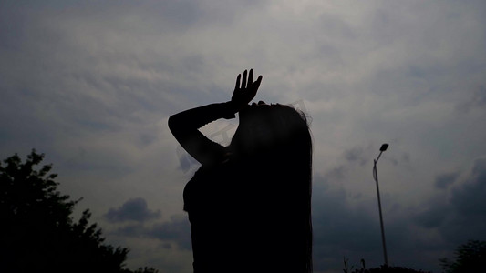 竖拍唯美冬季新年气息美女许愿