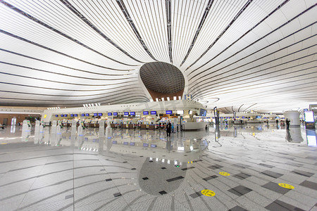 机场夜晚航站楼机场旅客摄影图配图