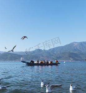 泸沽湖摄影照片_蓝色早晨船只泸沽湖划船摄影图配图