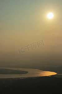 河流摄影照片_飞云江河水夕阳河流山上无摄影图配图