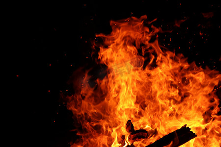 木头摄影照片_夜晚的火光夜晚火地上物摄影图配图