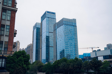 武汉城市建筑群阴天建筑群汉街仰拍摄影图配图