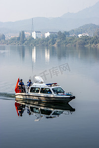 新安江渔政船巡游早上渔政船湖面无摄影图配图