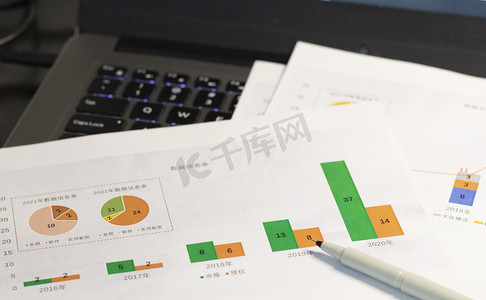 理财基金摄影照片_金融图表夜晚图表办公办公室办公摄影图配图