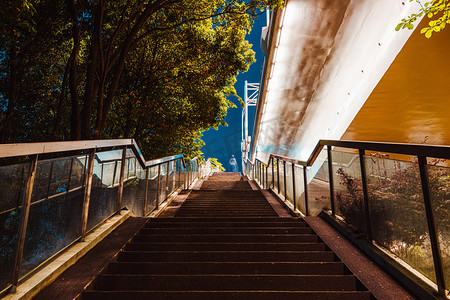 轻松上下楼摄影照片_武汉城市建筑夜晚沙湖大桥沙湖大桥楼梯仰拍摄影图配图
