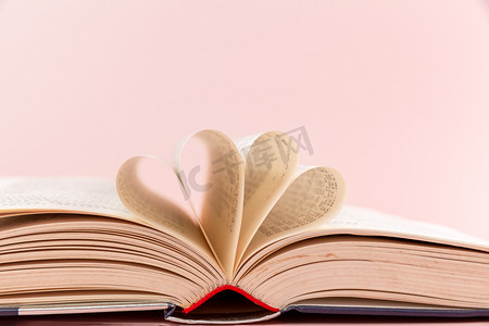 书本白天书家里看书摄影图配图