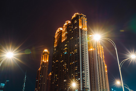 写字楼夜景摄影照片_武汉城市建筑群夜晚建筑群汉街小区仰拍摄影图配图