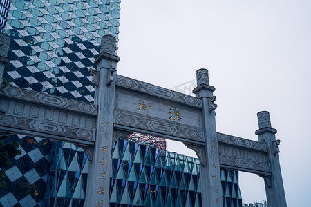 武汉城市建筑阴天建筑汉街入口仰拍摄影图配图