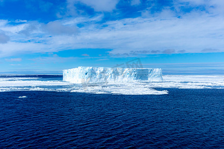南极夏天海冰大海游船摄影图配图