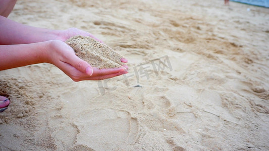 美女手捧流沙下落暖色