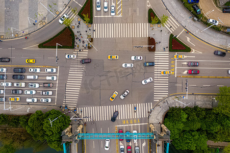 俯拍城市摄影照片_武汉城市交通白天交通汉街俯视航拍摄影图配图