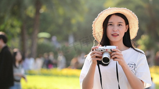 夏天少女美女摄影师在公园拍照