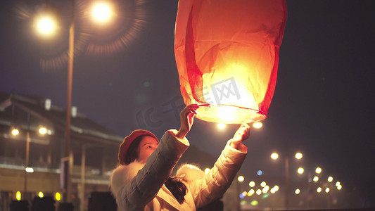 实拍美女夜晚点孔明灯