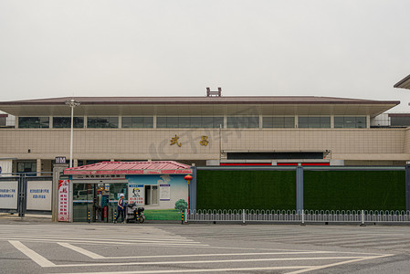 武汉城市建筑阴天建筑武昌火车站仰拍摄影图配图