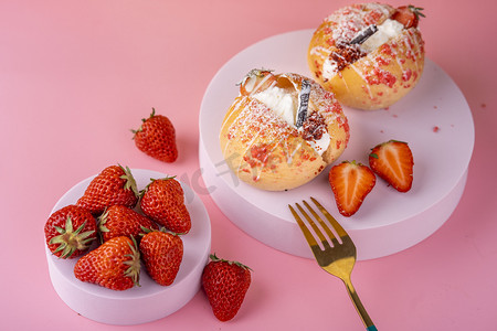 美食香甜草莓面包餐盘摆拍摄影图配图