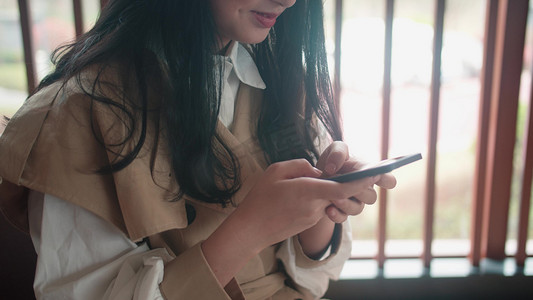 实拍美女手机打字交流