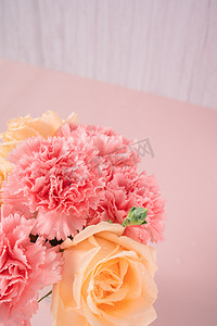 感恩花束摄影照片_感恩母亲节礼物花卉花束摄影图配图