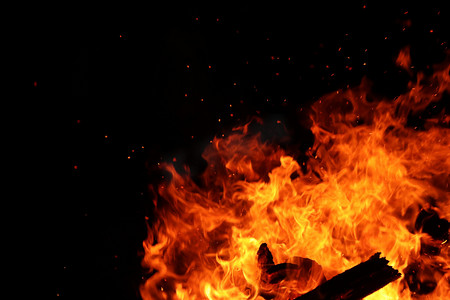 火焰摄影照片_燃烧的火焰夜晚火地上物摄影图配图