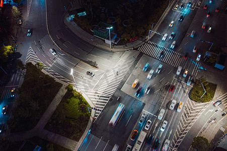 路口右转摄影照片_武汉城市交通夜晚交通路口航拍摄影图配图