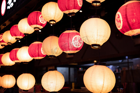 餐饮店铺夜晚日式餐厅门口的装饰灯笼美食城吃饭摄影图配图