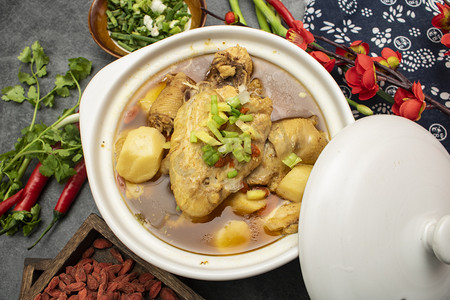 鸡腿鸡翅摄影照片_美食白天鸡汤室内美食摆拍摄影图配图