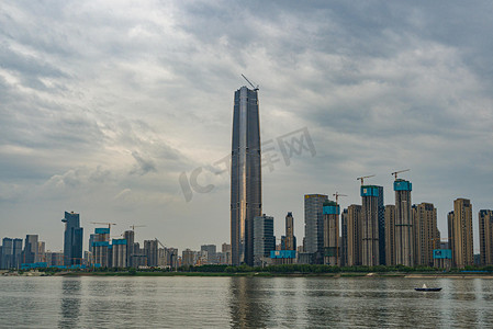 武汉城市建筑阴天建筑地标江滩仰拍摄影图配图