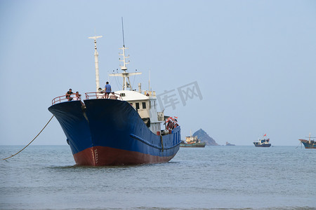 海上旅游摄影照片_海上渔船白天轮船海洋无摄影图配图