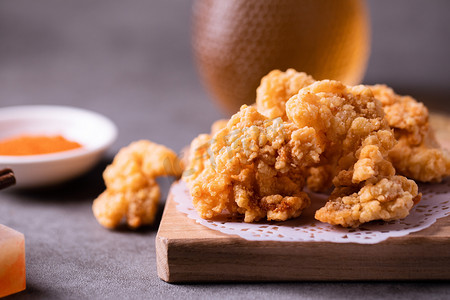 米肉摄影照片_餐饮美食夜晚一盘小酥肉桌面摆拍摄影图配图