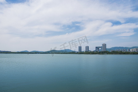 湖水白云摄影照片_无锡太湖城市下午湖水太湖无摄影图配图