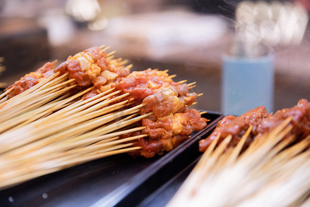 串摄影照片_餐饮美食夜晚肉串串串香美食城吃夜宵摄影图配图