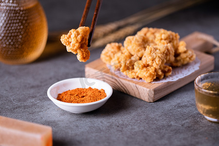 餐饮美食夜晚小酥肉蘸蘸料桌面蘸辣椒粉摄影图配图