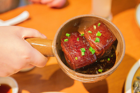 土猪肉汤摄影照片_美食东坡肉上午肉块餐厅摄影摄影图配图