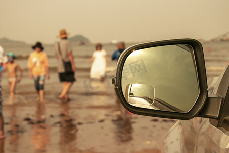 沙滩夏日旅游摄影照片_汽车反光镜白天反光镜沙滩无摄影图配图