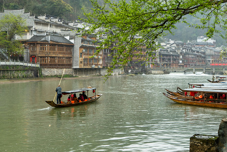 清明节摄影照片_沱江春雨白天湘西凤凰城沱江春雨全景摄影图配图