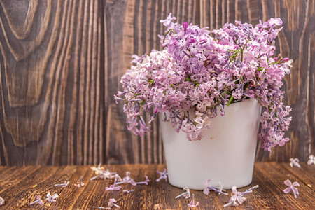 丁香花背景摄影照片_丁香花背景白天丁香花花瓶室内花束摄影图配图