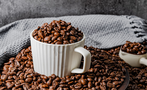 坚果饮品美食傍晚咖啡豆室内堆起来的咖啡豆摄影图配图